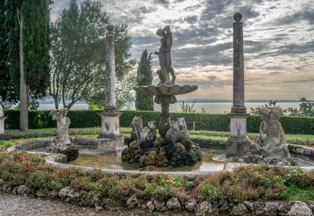 La emblemática fuente de los galápagos en el parque de El Retiro