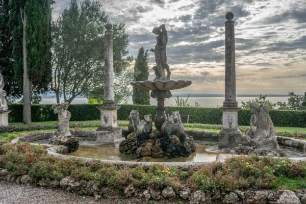La emblemática fuente de los galápagos en el parque de El Retiro
